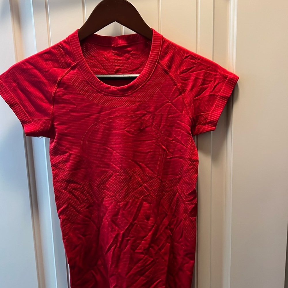 Women’s XS LuLuLemon Lulu Lemon Red Short Sleeve Shirt
